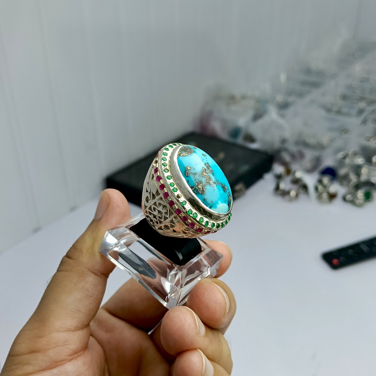 فیروزہ، زمرد اور یاقوت سے مزین خالص چاندی کی انگوٹھی – خوبصورتی اور روحانیت کا حسین امتزاجpayment advance